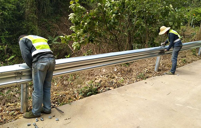 山南高速公路护栏的定期维护与保养