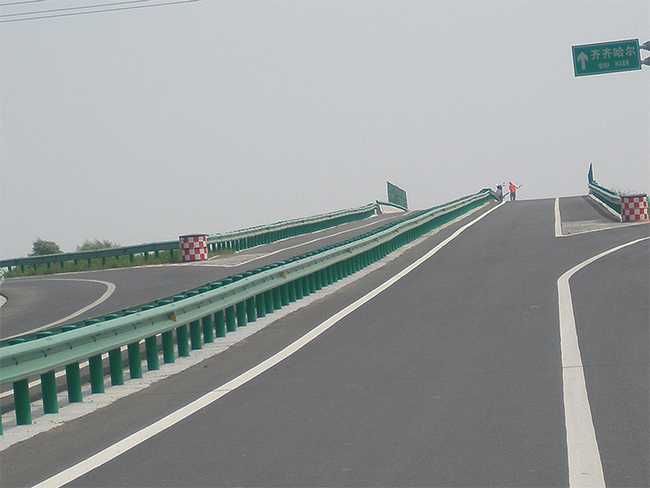 山南高速公路护栏的材质与规格
