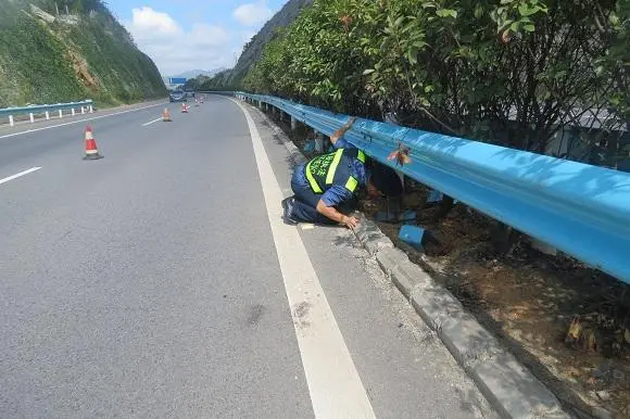 山南高速路波形护栏